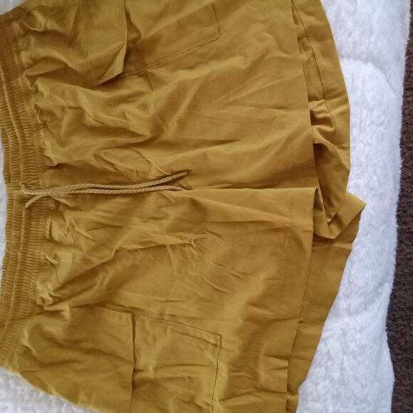 Old Navy Stretchtech Shorts - Picture 2 of 3